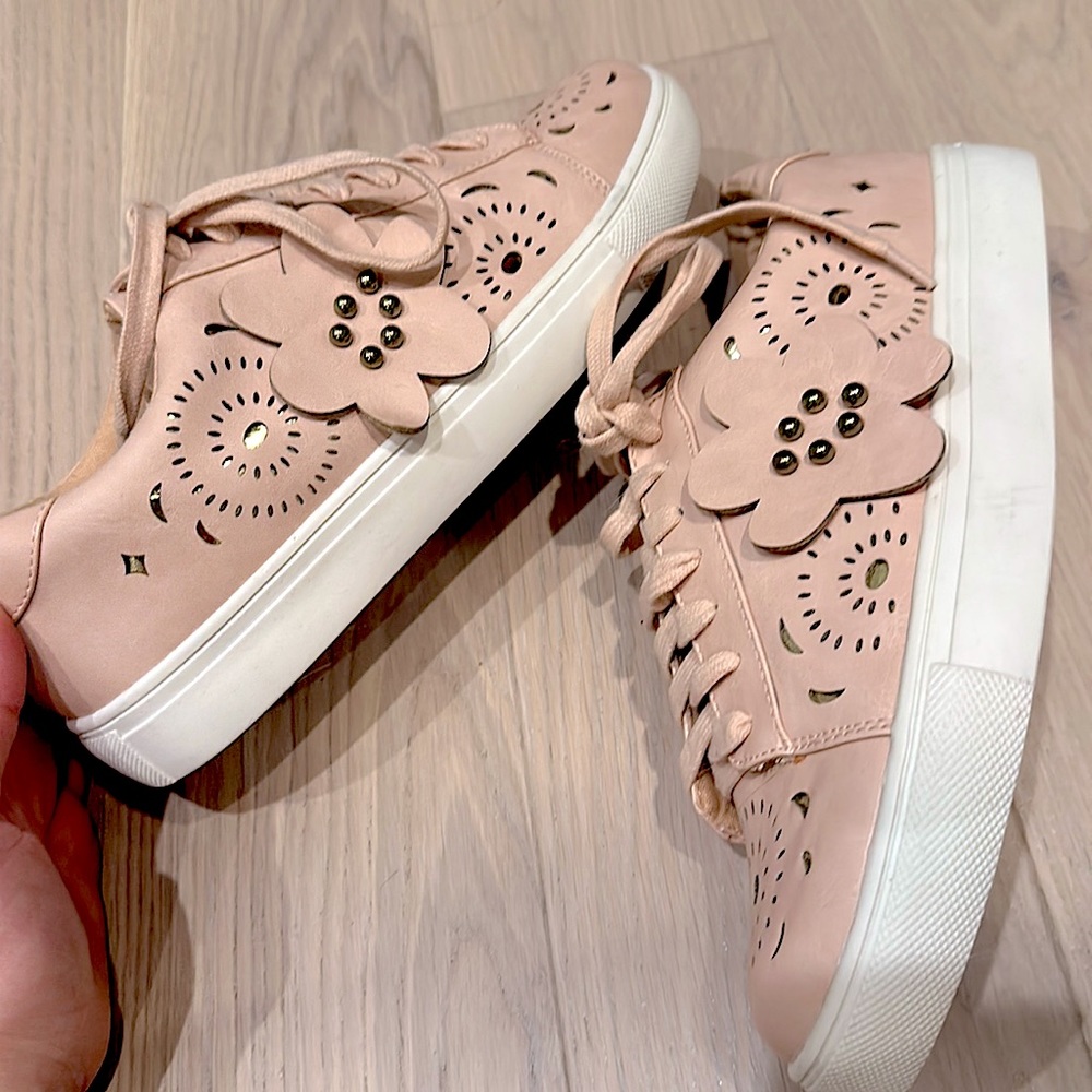 Size 7.5 Nanette Lepore pink flower 🌸 sneaker